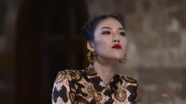 Ngay lập tức, hình ảnh này bị cư dân mạng truyền nhau và mối hiềm khích của hai người đẹp càng có cơ sở nghi vấn.